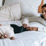 Babys schlafen auf dem Bauch - Wann ist es sicher?