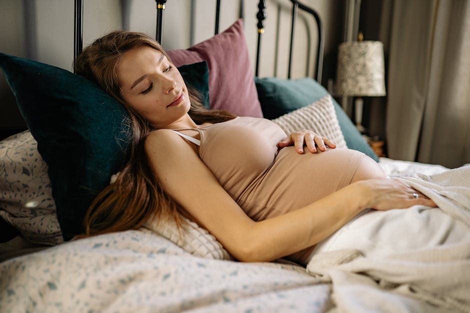 Babys im Bauch treten im dritten Schwangerschaftsmonat