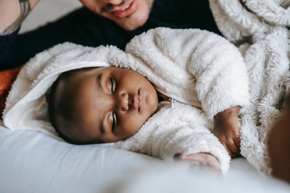  Warum Babys nicht auf dem Bauch schlafen sollten