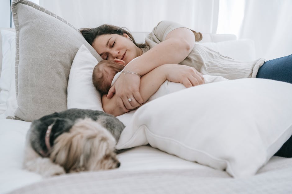  Bild eines Babys, das auf dem Rücken schläft, um nächtliche SIDS Risiken beim Schlafen auf dem Bauch zu minimieren