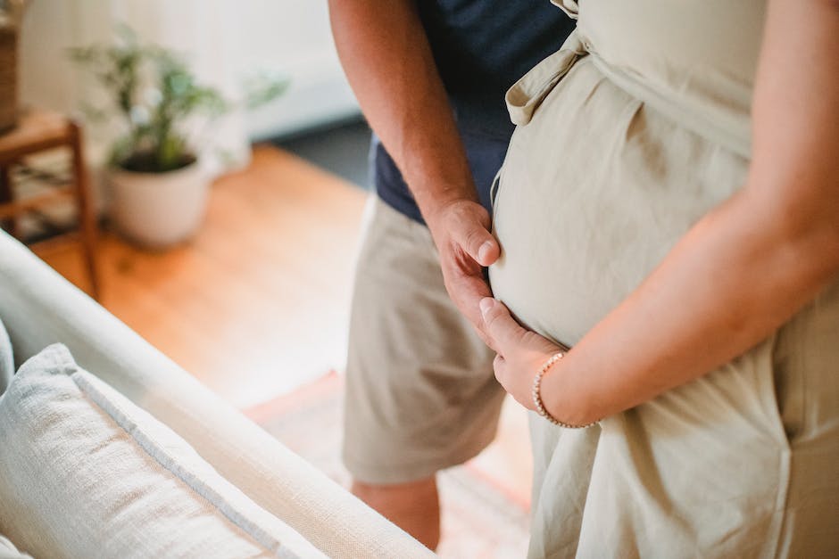 Schwangere haben Strich auf dem Bauch wegen Schwangerschaftsvorsorge