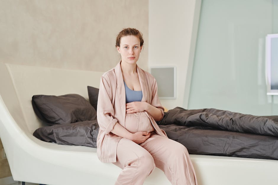  Bildabbildung eines heranwachsenden Bauches während einer Schwangerschaft, den man abends dicker wahrnimmt.