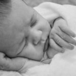 Alt-Attribut für Baby auf dem Bauch schlafen