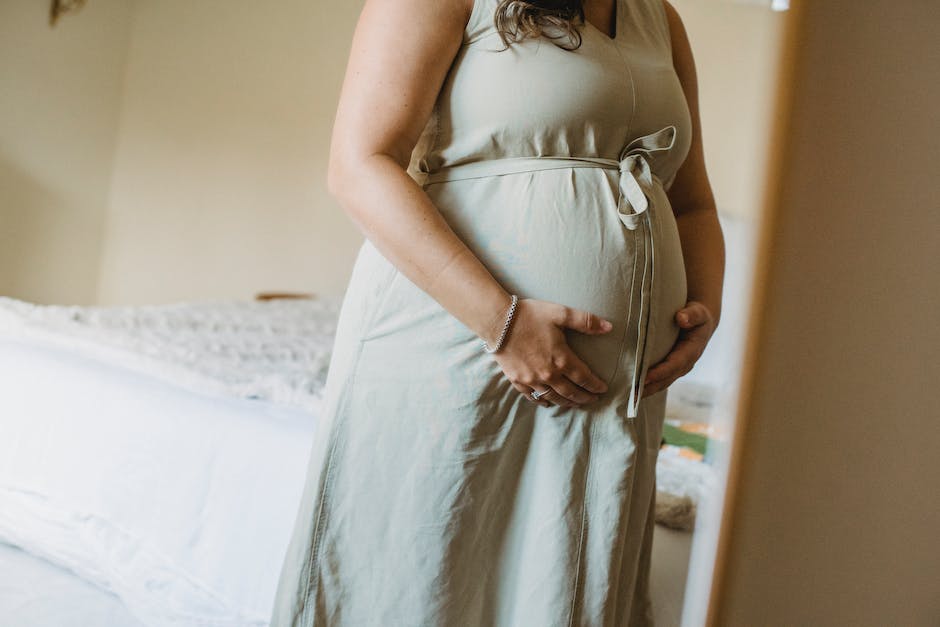  Schwangere Frau hält Kontakt zu ihrem Baby