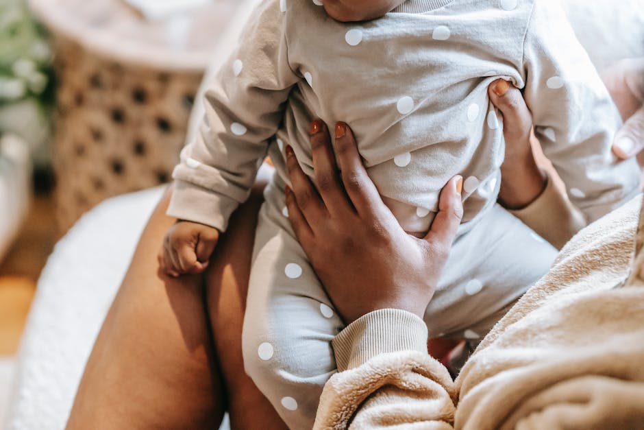 Bauchlage für Babys: Ab wann ist es sinnvoll sie auf den Bauch zu drehen?