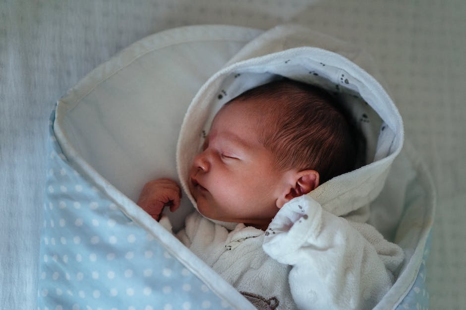  Baby auf dem Bauch schlafen lassen - Risiken und Vorteile