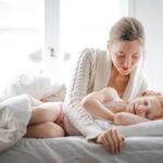 Babys auf dem Bauch liegen - ab wann sicher?