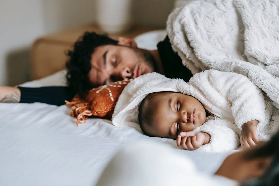  wann dürfen Babys sicher auf dem Bauch schlafen?