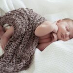 "warum Babys nicht auf dem Bauch schlafen dürfen"