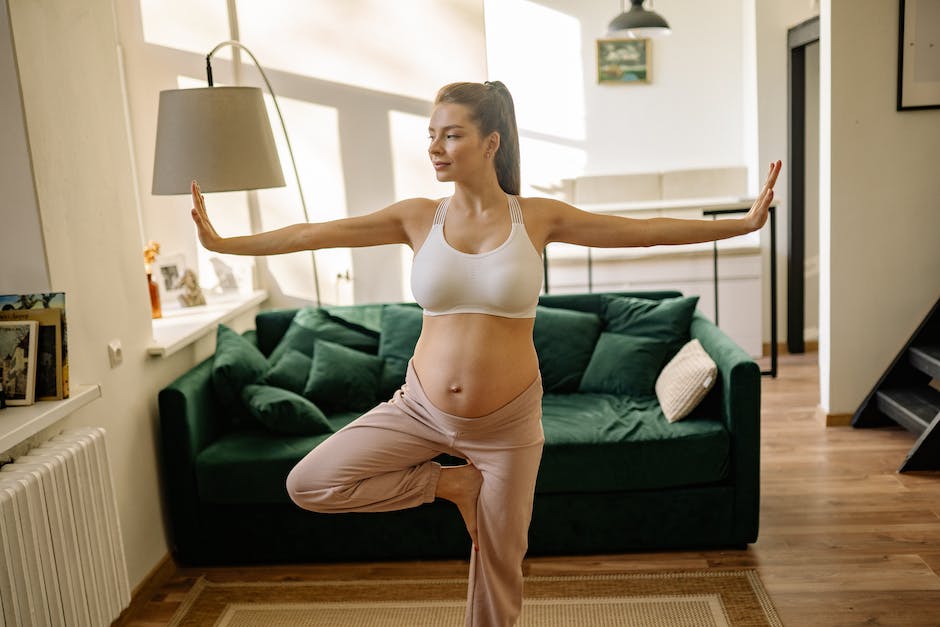  Bauch einer Schwangeren zu Beginn der Schwangerschaft