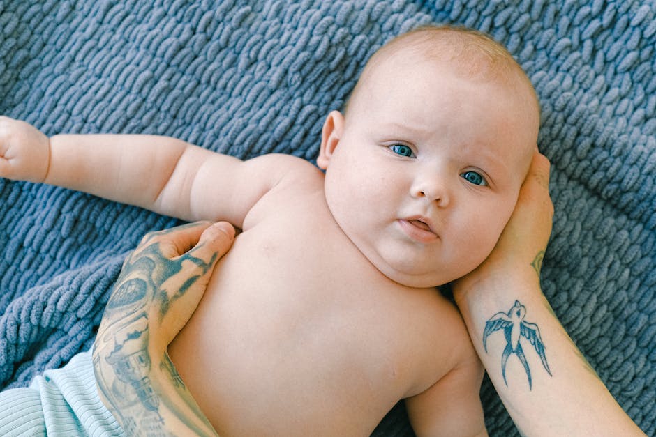  Ab wann sollten Babys auf dem Bauch liegen?